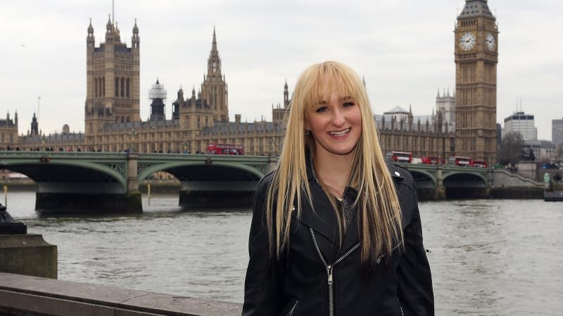 Mladá zpěvačka zemřela při nehodě na koloběžce. Magnessová předskakovala One Direction Mladá zpěvačka zemřela při nehodě na koloběžce. Magnessová předskakovala One Direction