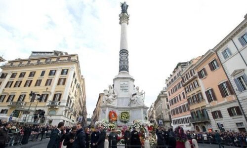 Svätý Otec prinesie veniec k soche Nepoškvrnenej v Ríme