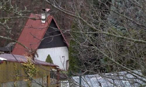 Otazníky okolo uneseného chlapce: Rodinné vazby, ezoterika i způsob, jak se na chatu dostal