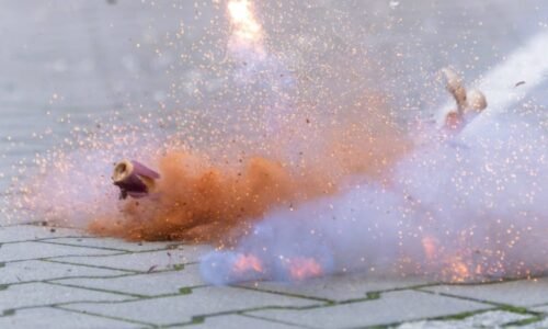 Hazard s životy: Mladí Rusové odpálili ohňostroj ve výtahu. Následnou spoušť zachytily kamery
