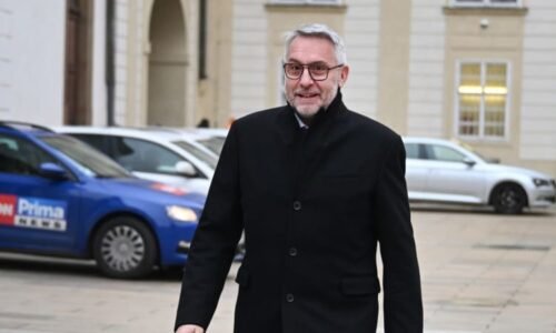 Metnar nechal sundat vlajku Ukrajiny z vnitra. V Kremlu tomu zatleskají, reagoval Rakušan