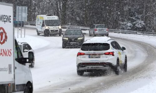Vodiči, pozor. Na horskom priechode Šturec padajú skaly na vozovku
