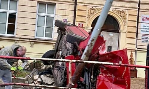 Opilý řidič zbořil plot pražské školy. Auto kompletně sešrotoval, skončil v nemocnici