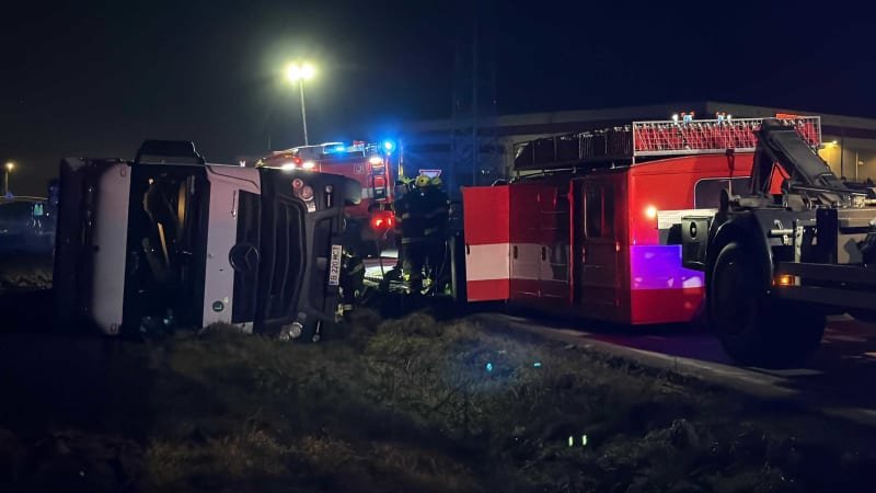 Složitý zásah hasičů u Prahy. Kamion se převrátil na bok, k nádrži se museli podkopat Složitý zásah hasičů u Prahy. Kamion se převrátil na bok, k nádrži se museli podkopat