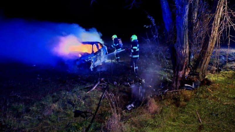 Smutné detaily tragické nehody u Dvorníků: Zemřel 35letý fotbalista. Auto celé shořelo Smutné detaily tragické nehody u Dvorníků: Zemřel 35letý fotbalista. Auto celé shořelo