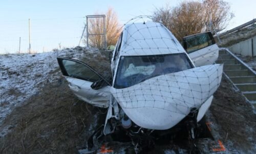 Vážná nehoda u Olomouce: Auto bylo zaklíněné ve srázu, v nemocnici skončily i dvě děti