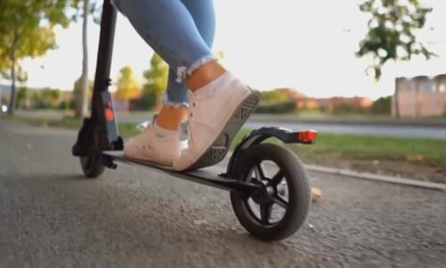 Koloběžkář v Bratislavě vybržďoval autobus, pak došlo ke srážce. Policisty čekalo překvapení