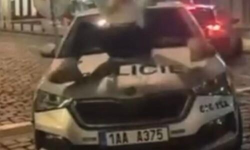 Žena v Praze dováděla na kapotě policejního vozu. „Striptérské kreace“ ji přijdou draho