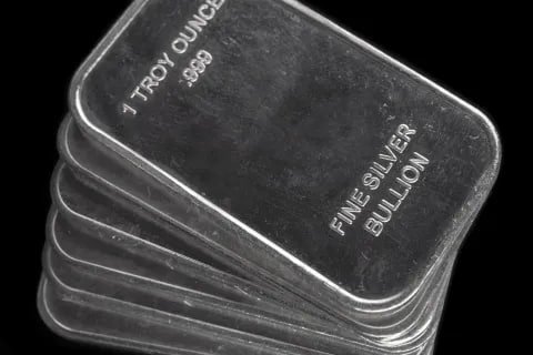 Elon Musk varuje pred nedostatkom striebra