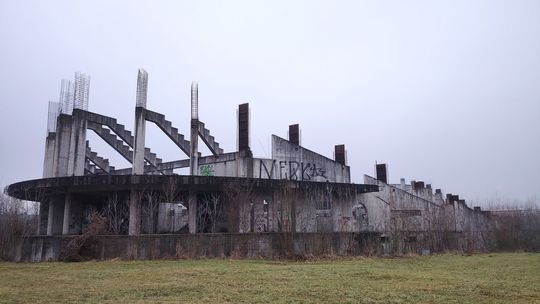 Zmizne po desiatkach rokov hanba Zvolena? Rozostavanú halu možno konečne zbúrajú