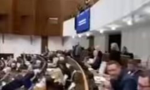 Toto je úroveň súčasného parlamentu. Som zvedavý kedy najbližšie vám budú hovoriť o slušnosti a cti Toto je úroveň súčasného parlamentu. Som zvedavý kedy najbližšie vám budú hovoriť o slušnosti a cti