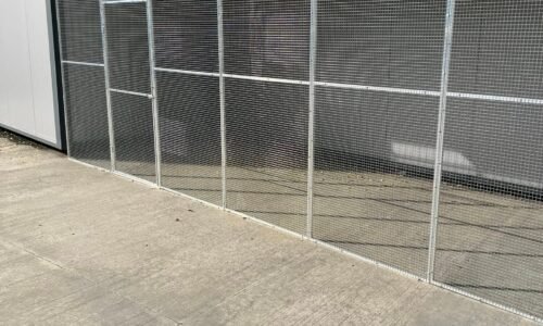 Voliera 6×2,2×2,3m hliníková konštrukcia potiahnutá pletivom esafort s okom 19x19x1,5mm so vstupnými dverami a dibondovou strechou vložená medzi L kontajnery…….