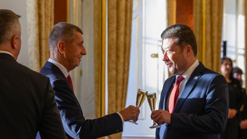 GLOSA: Tragikomický příběh o zahraniční politice vlády, která narazila hlavou do zdi GLOSA: Tragikomický příběh o zahraniční politice vlády, která narazila hlavou do zdi