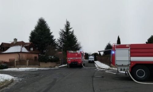 Tragický požár domu v Kroměříži: Muž zemřel v plamenech, pro ženu letěl vrtulník