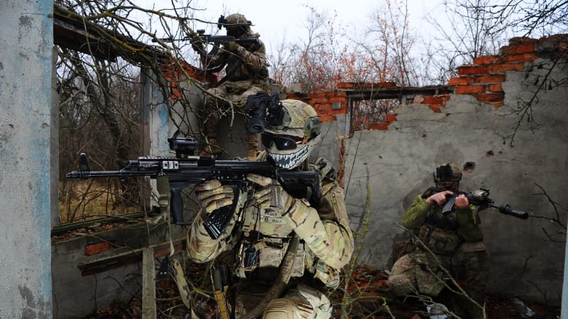 Politico: Vleklý konflikt je pro Putina výhodný. Jaké jsou šance na konec války?