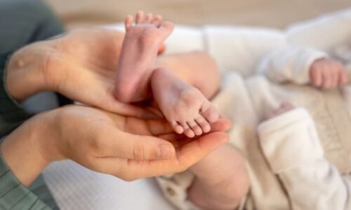 První pražský novorozenec roku 2026 přišel na svět 31 minut po půlnoci. Dostal krásné jméno