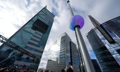 Na Times Square sa o polnoci znesie k zemi doteraz najväčšia guľa. Tradične privíta nový rok