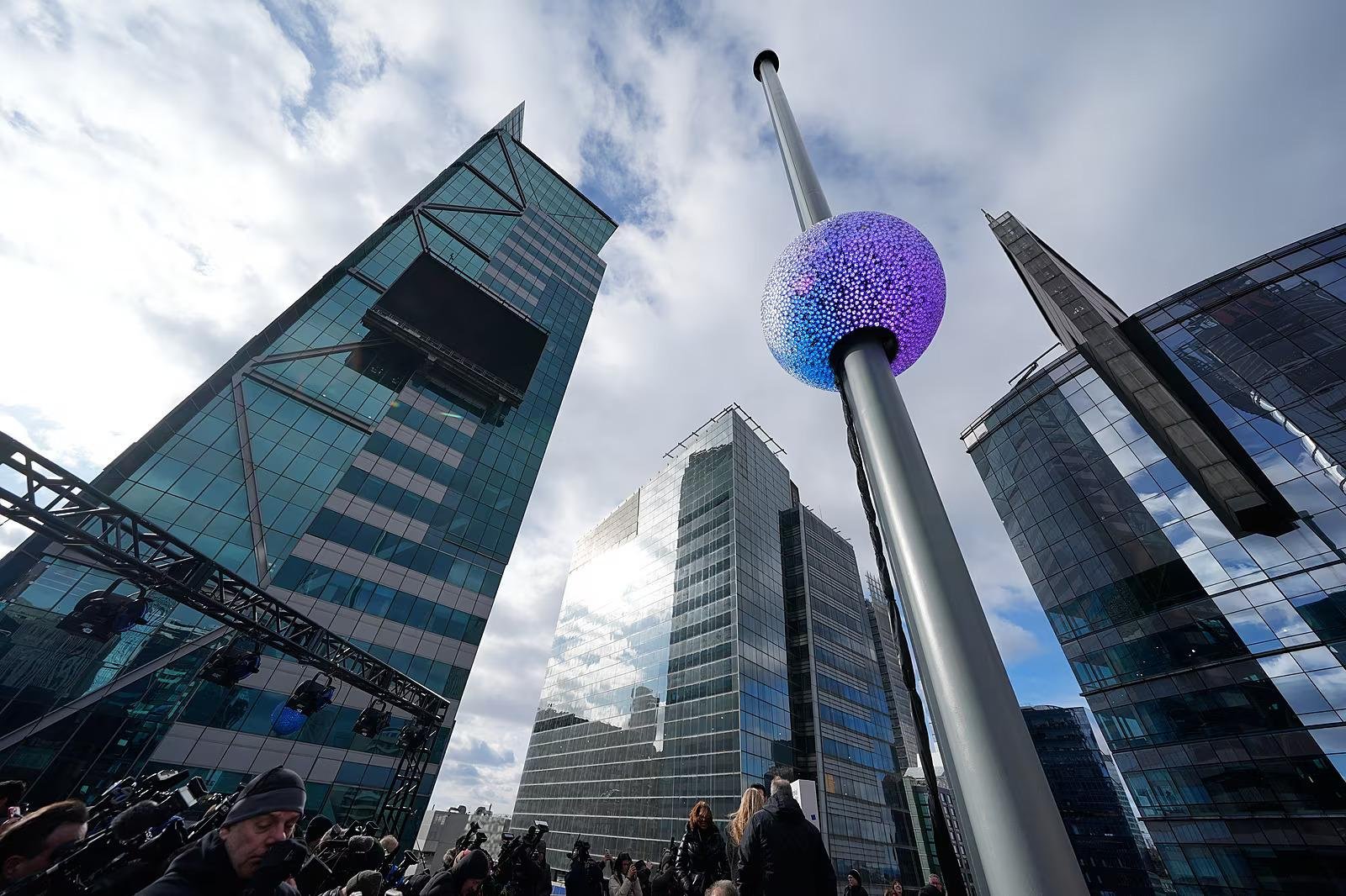 Na Times Square sa o polnoci znesie k zemi doteraz najväčšia guľa. Tradične privíta nový rok