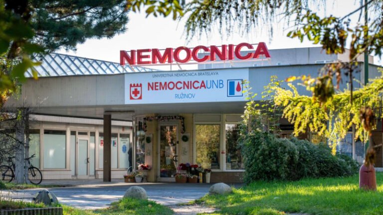 Kopance, pěsti i škrcení. slovenského chlapce s autismem měli zbít lékaři, nemocnice to odmítá