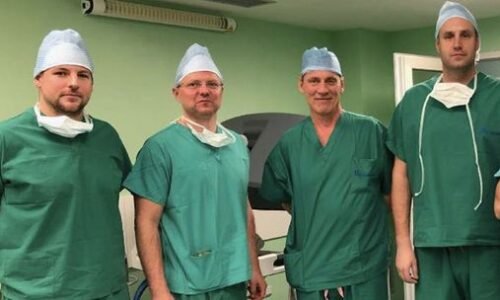 Lekári odstránili žene zhubný nádor a zachovali jej plodnosť. Tisíca robotická operácia gynekologického tímu v Rooseveltke potvrdzuje jej líderstvo