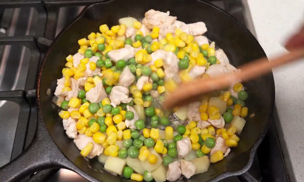 Berühmtes Rezept für Hühnchen und Eier für ein einfaches Frühstück. Einfach kochen und probieren