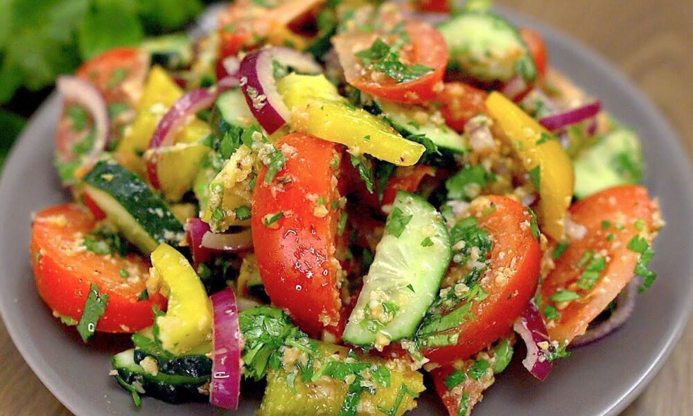 Leichter Frühlingssalat mit leckerem Nussdressing. Salat in 5 Minuten.