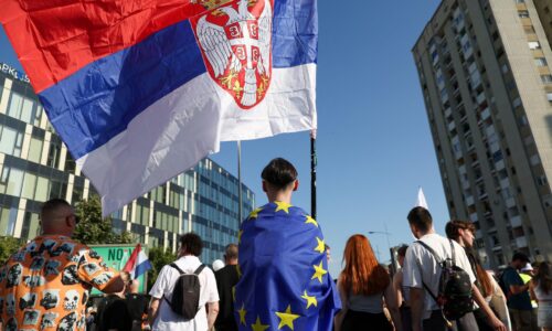 V srbskom Novom Sade demonštrovali tisíce ľudí, žiadali predčasné voľby