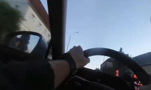 VIDEO: Divoká honička na Šluknovsku skončila nárazem do policejního auta. Muž měl zákaz řízení
