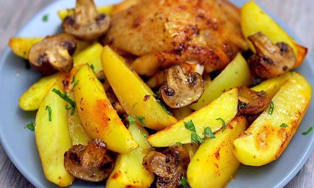Ofenkartoffeln mit Pilzen und Hühnchen. Leckeres Abendessen für die ganze Familie!