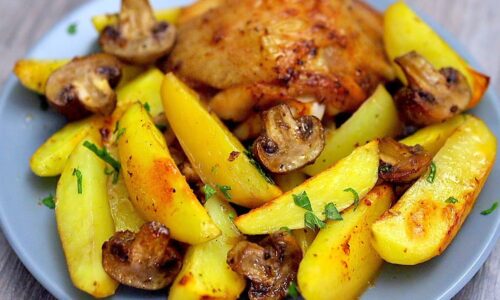 Ofenkartoffeln mit Pilzen und Hühnchen. Leckeres Abendessen für die ganze Familie!