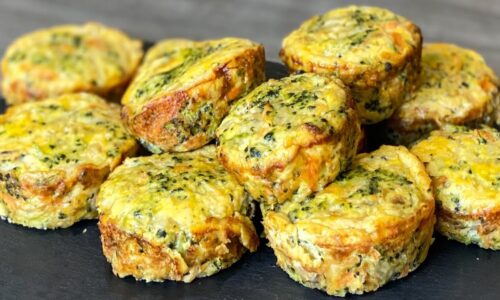 1 Karotte, 1 Zwiebel und 4 Eier! 5 Minuten und du bist fertig! Und Brokkoli ist ein Muss!