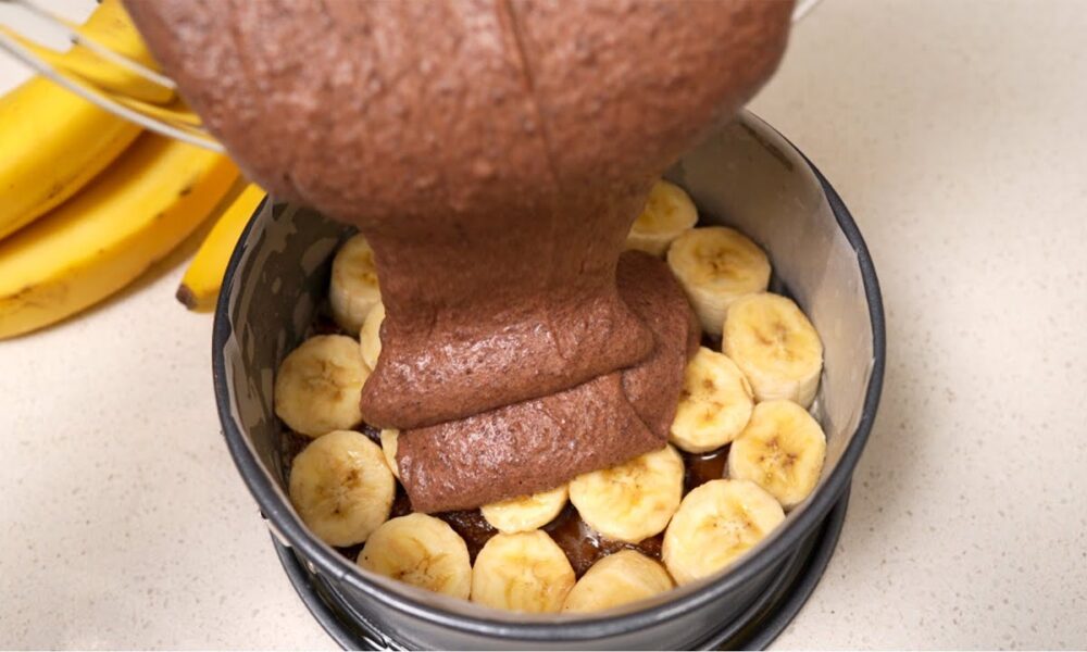 Schokoladen-Karamell-Bananen-Kuchen in wenigen Minuten. Einfaches und leckeres Rezept!
