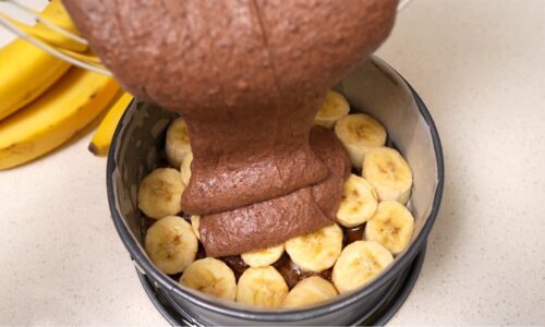 Schokoladen-Karamell-Bananen-Kuchen in wenigen Minuten. Einfaches und leckeres Rezept!