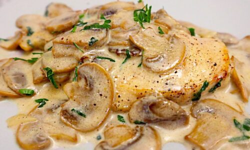 Rezept für Hähnchenbrust mit Champignons in Sahnesauce. Einfach und sehr lecker!
