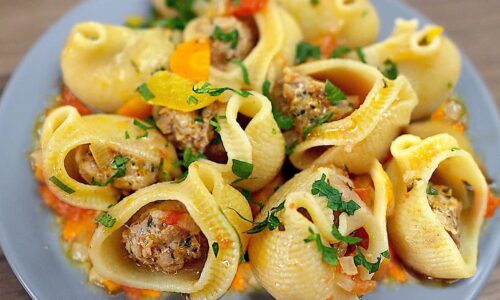 Rezept für leckere Pasta mit Hackfleisch und Gemüse. Einfach und lecker zum Abendessen!