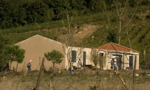 Silné tornádo udeřilo u slavné pevnosti Carcassonne. Bořilo domy, záběry ukazují rotující vír