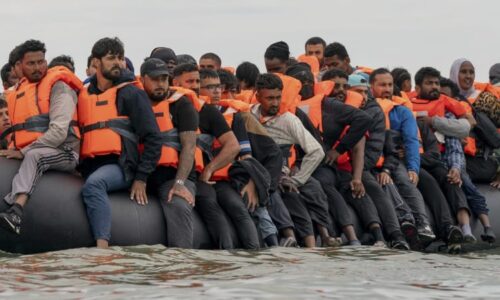 Bitva s migranty na pobřeží: Policisté jim prořízli člun, ukazují záběry. Chtěli přes La Manche