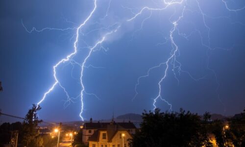 Kalamita na Jihlavsku: Příval bahna zastavil vlaky. Hasiči odstraňují popadané stromy