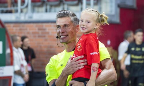 Neboj se, jsi tu se mnou. Fotbalový sudí dojal Polsko, před zápasem utěšil plačící holčičku