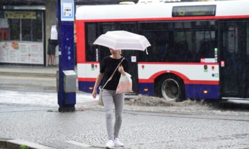 Žene se dešťová smršť, hrozí i bouřky. RADAR ukazuje, kdy se znovu oteplí
