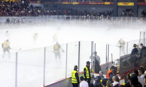 Hvězdnou rozlučku hokejisty Zdena Cháry kazila hustá mlha. Fanoušci skoro nic neviděli