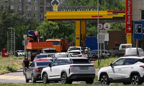 Palivová kríza v Rusku sa prehlbuje. Regióny z Uralu a Sibíri prednostne dodávajú benzín do Moskvy