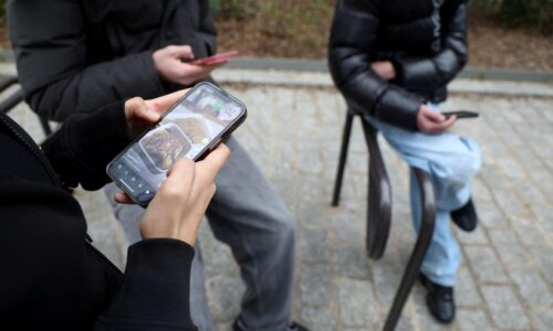 Francúzsko zakáže od nového školského roka mobilné telefóny na stredných školách