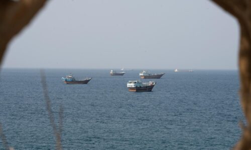 Hormuz opäť pod paľbou. Britská agentúra hlási zasiahnutie plavidla v prielive, jeden námorník je zranený