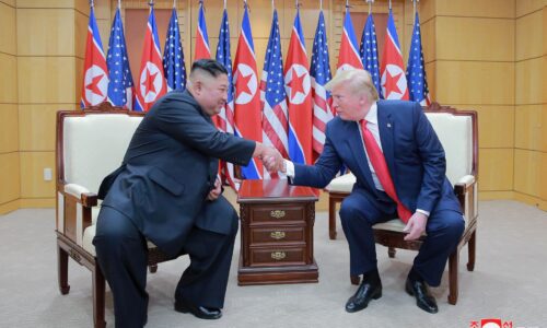 Prečo sa Trump tak líška Kimovi? Túži po schôdzke, sľubuje si od nej úspech