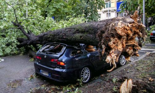 Auto po ničivých búrkach: Ako správne postupovať a kto môže preplatiť škodu?