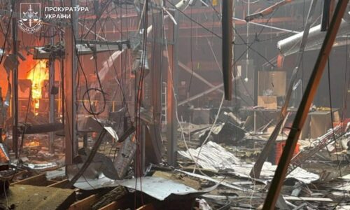 „Cynický a zbabelý útok“. Rusko zasiahlo nákupné centrum v Kryvom Rihu, hlásia obete a vyše stovky zranených