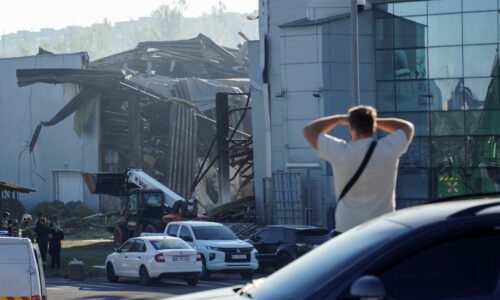 V Kryvom Rihu pokračuje pátranie po ľuďoch v nákupnom centre, ktoré zasiahol ruský nálet