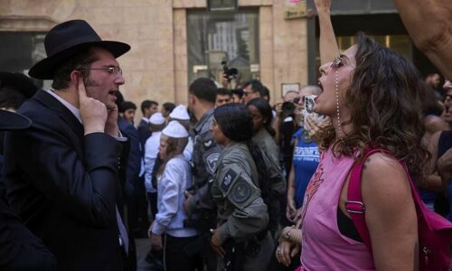 Izrael vo víre kultúrnej vojny. Malá kaviareň sa stala miestom boja o budúcnosť štátu
