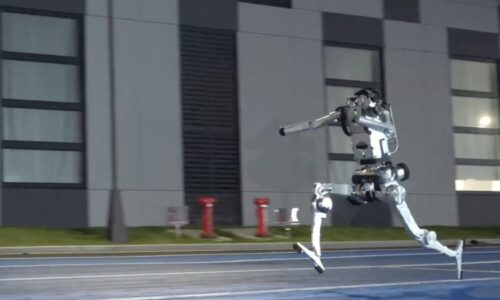 Robotí olympiáda odstartovala. Excelují v rychlosti, záběry neohrabanosti ale budí posměch